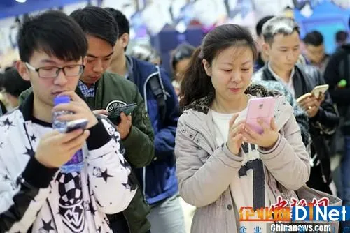 资料图:市民使用手机上网。中新社记者 泱波 摄