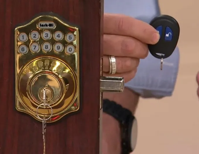 BLUEGUARD-E智能锁，门锁和手机自动组成cp4