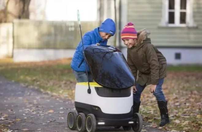 商用无人机被“锁”住了螺旋桨，送货机器人却已经开始满地跑了