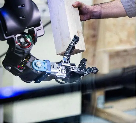 仿生机器人Walk Man可在危险环境下对人类实施救援2