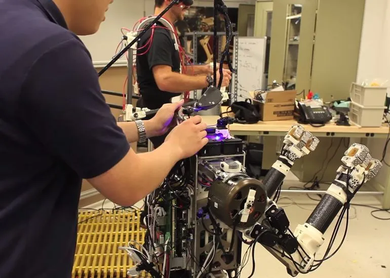 机器人Hermes喊话人类：我反应能力像你却比你更强壮5