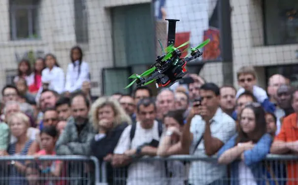 在浪漫的巴黎,他们举行了世界上首个无人机节