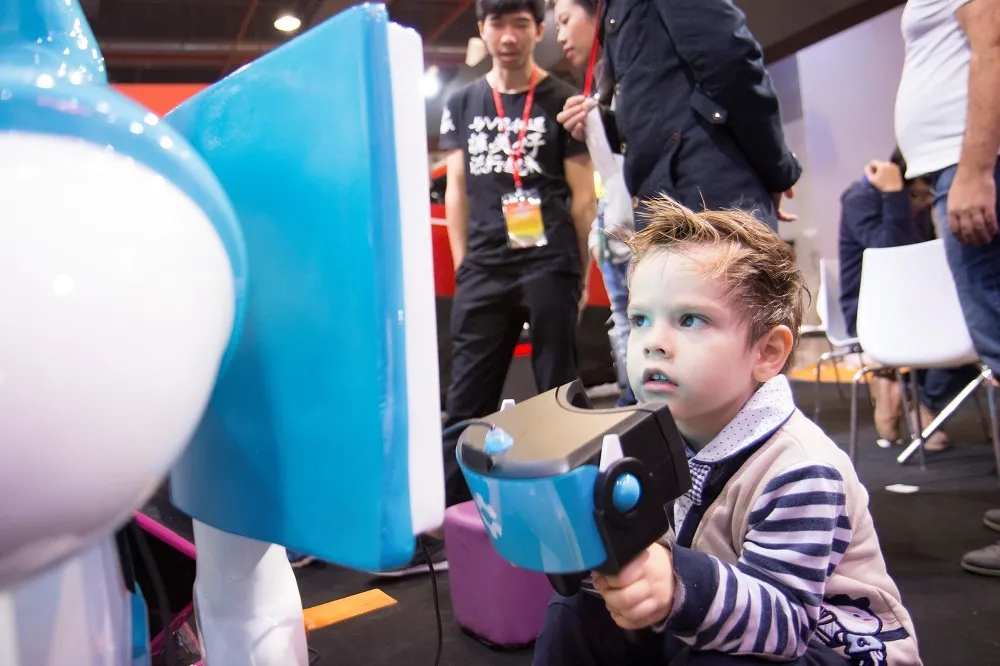 VR设备除了未来感，还有什么新玩法？