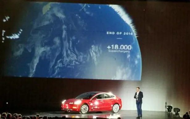 马斯克生日之际，特斯拉正式交付30量顶配版Model 3