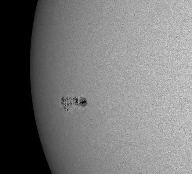 太阳表面产生巨大黑子，或引发地球无线电风暴