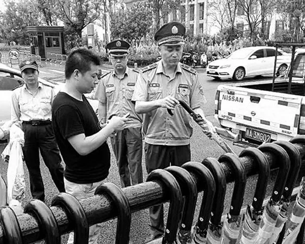 5万把共享雨伞现身杭州街头，却在一夜之间被城管收走