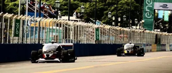 只有两车参加的全球首场无人驾驶大赛，其中一辆还中途退赛了