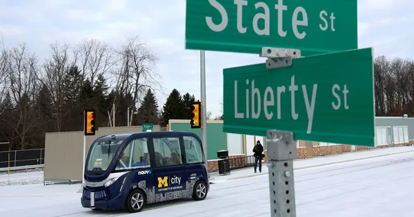 CES刚刚结束，无人驾驶巴士就在拉斯维加斯上路测试