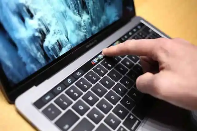 新Macbook电池续航能力表现欠佳，用户表示用不到5小时