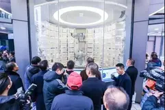 华为首个智能无人店武汉开业，大块头机械臂24小时卖手机
