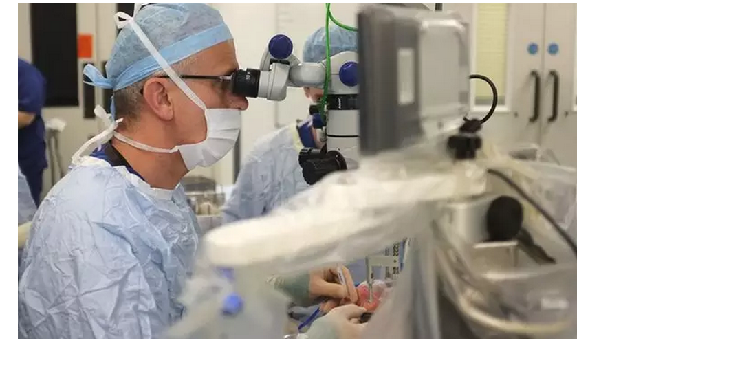 机器人执刀，这是一场可能改变世界的眼科手术