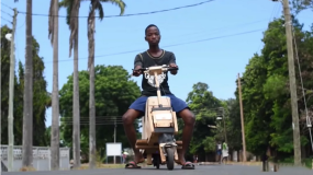 真·环保车！非洲男孩用木头制作太阳能电动车，能连电台放音乐，还支持蓝牙通话