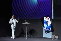 电视新玩法？旋转竖起来 刷手机刷短视频