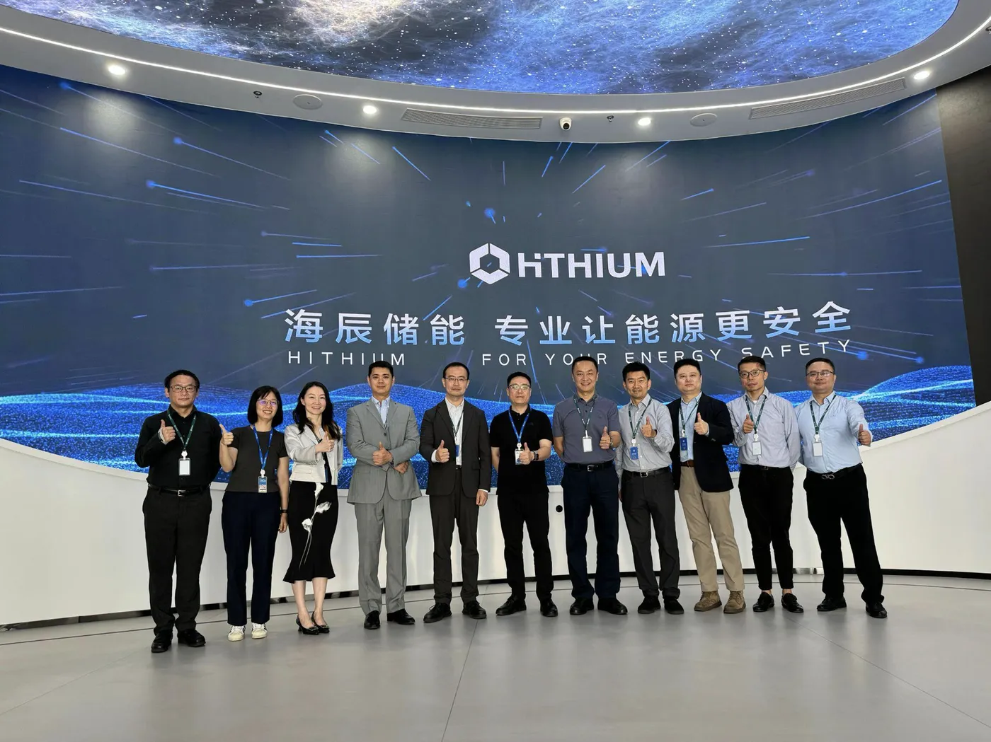 hithium照片合影.png