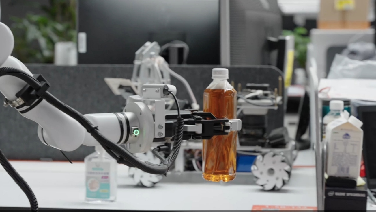 阿里云物联网工程师 正在实验将千问大模型接入工业机器人