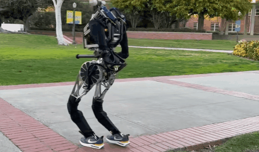 真人模仿机器人走路图片