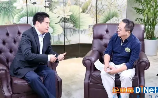 360公司董事长周鸿祎(右)接受中国财富传媒集团董事长兼中国证券报董事长葛玮专访