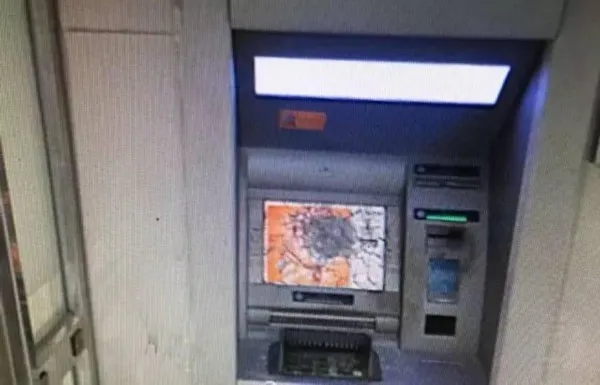 黑客站在 ATM 面前，机器就直接吐出钞票，他们是怎么做到的？