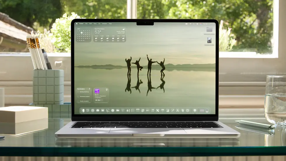 一台 MacBook Pro 上显示着深色调的新设计。