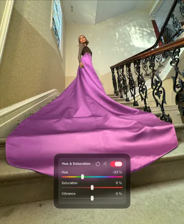 一名身着华丽粉色礼服的女子在豪宅内沿台阶拾级而上的照片，“色相和饱和度”窗口处于打开状态。