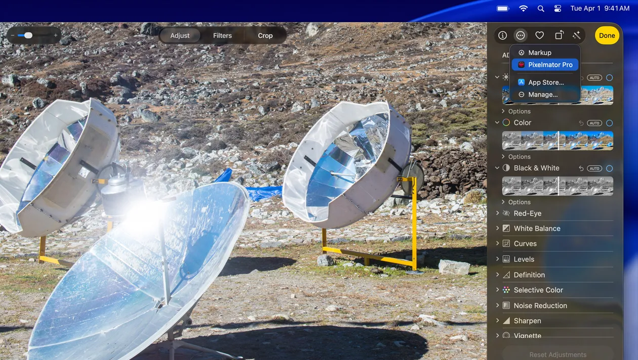 16 英寸 MacBook Pro 屏幕显示三台银色太空望远镜的照片，以及图像编辑工具。