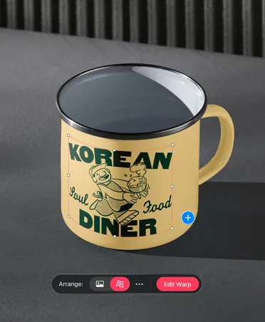 黄色金属露营杯的照片，杯身有绿色“Korean Diner”标志，照片底部有打开的变形工具。
