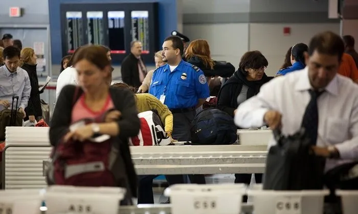 用AI进行安检扫描，用时不到1秒几乎感觉不到存在