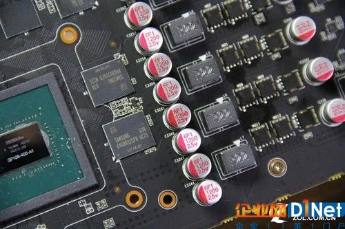 值得一提的是,三星是这波DRAM内存价格上涨的主要推手。目前,三星超过7成产能已经被苹果以及自家手机、大陆的OPPO/vivo瓜分,能供应给其它品牌的十分有限,其产能转型为成长速度最快的3D NAND闪存。