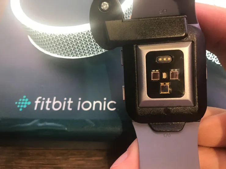 正面刚Apple Watch：Fitbit第一款真正的智能手表 | IFA 2017现场直击